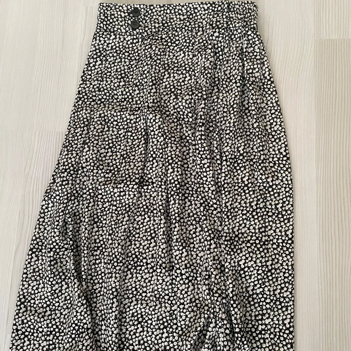 Svartvit blommig kjol