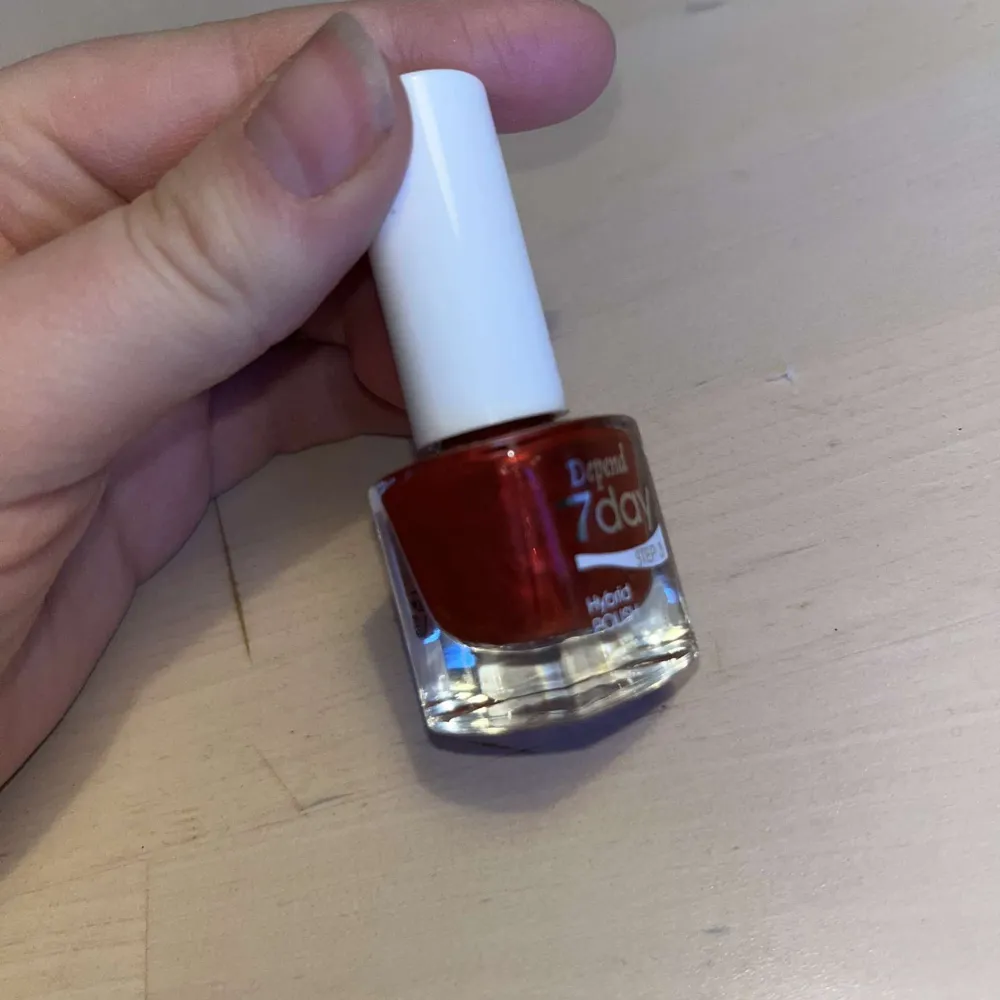 Snyggt rött nagellack från Depend 7day-serien i färgen Wild&Free. Perfekt för en hållbar och glansig finish. Kommer i en praktisk flaska med vit kork. Helt ny! . Beauty.
