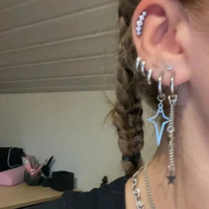 Hoops örhängen - Säljer dessa hoops örhängen då jag inte använder de längre. De är i rostfritt stål och är i fint skick💕 