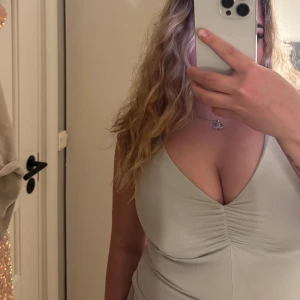 Topp  - Snygg topp med v-ringning och rynkdetalj framtill 