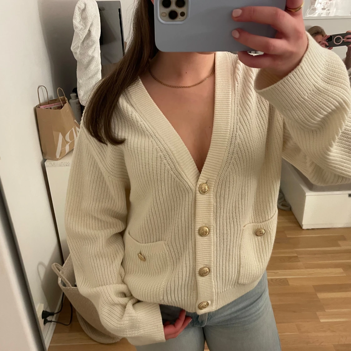 Vit ribbad kofta med knappar