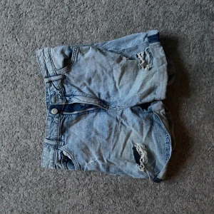 Blå jeansshorts med slitningar - Blå jeansshorts med slitningar som är perfekta till våren eller hösten! Endast testade!