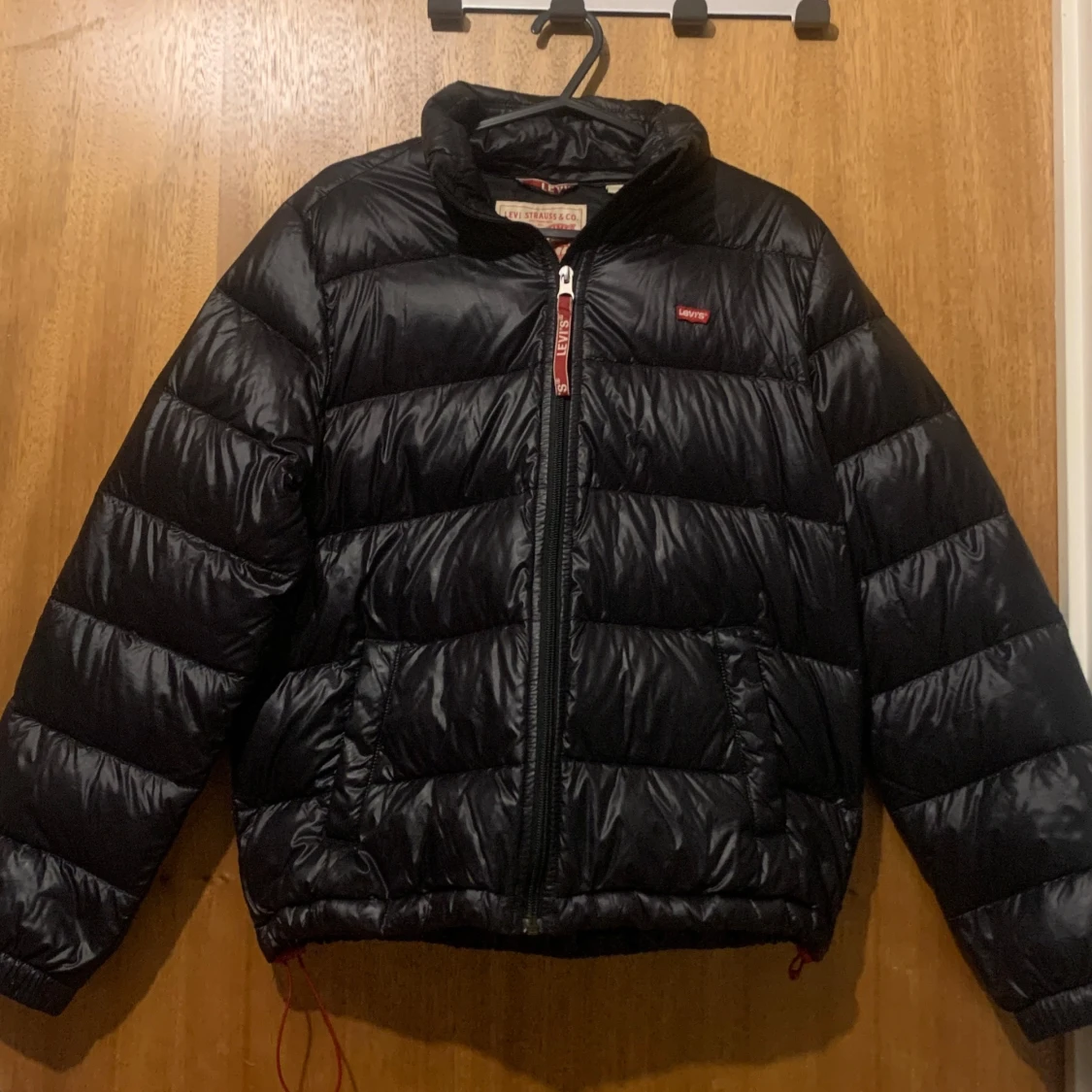 Dam Svart dunjacka från Levi's