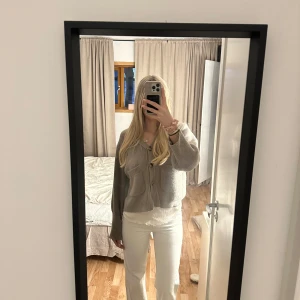 Beige jeans - Säljer beiga jeans jätte fina! Hög midjad 