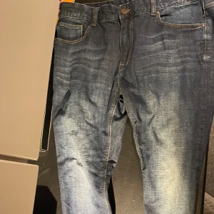 Blå slim fit jeans från Hampton Republic - Snygga blå slim fit jeans från Hampton Republic. De har en klassisk femficksdesign och en knappgylf. Laidback byxor 🤑