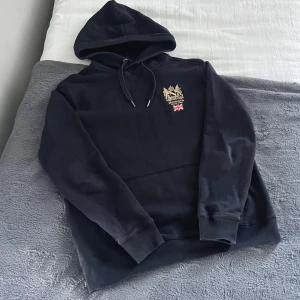Morris Hoodie - Säljer denna snygga Morris Hoodie. Hoodien passar storlek M och är i toppen skick, inga defekter!