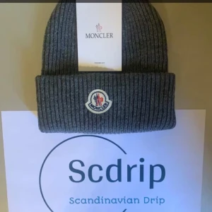 MONCLER MÖSSA GRÅ - Snygg grå moncler mössa. Oöppnad