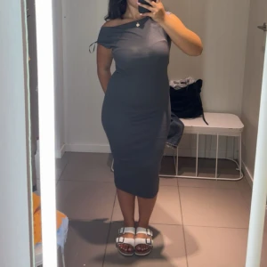 offshoulder klänning - grå offshoulder klänning från H&M, knappt använd.