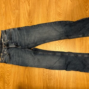 Blå jeans från G-Star RAW - Snygga blå jeans från G-Star RAW med klassisk design. De har en rak passform och är tillverkade i slitstarkt denim. Perfekta för en avslappnad stil. Endast använd ett fåtal gånger!
