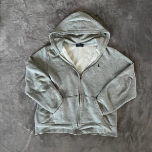 Polo Ralph Lauren Hoodie - Säljer en grå zip hoodie från Polo Ralph Lauren!🍾|   Storlek: S | Skick: 9/10 | Nypris: 1100 kr | Skriv vid frågor och funderingar! 🤝