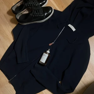 Kashmir hoodie - Riktigt stilren Kashmir hoodie med zip i fint skick, passar bra nu till våren, tröjan är i storlek M så passar både S samt M!🤝