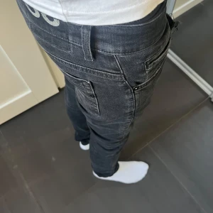 Svarta dondup George - Schyssta svart/gråa dondup George jeans. Storlek 29 men passar på mig som i vanliga fall har 30-31. Jag är ca 182cm lång och väger runt 70kg, men passar definitivt någon mindre än mig.