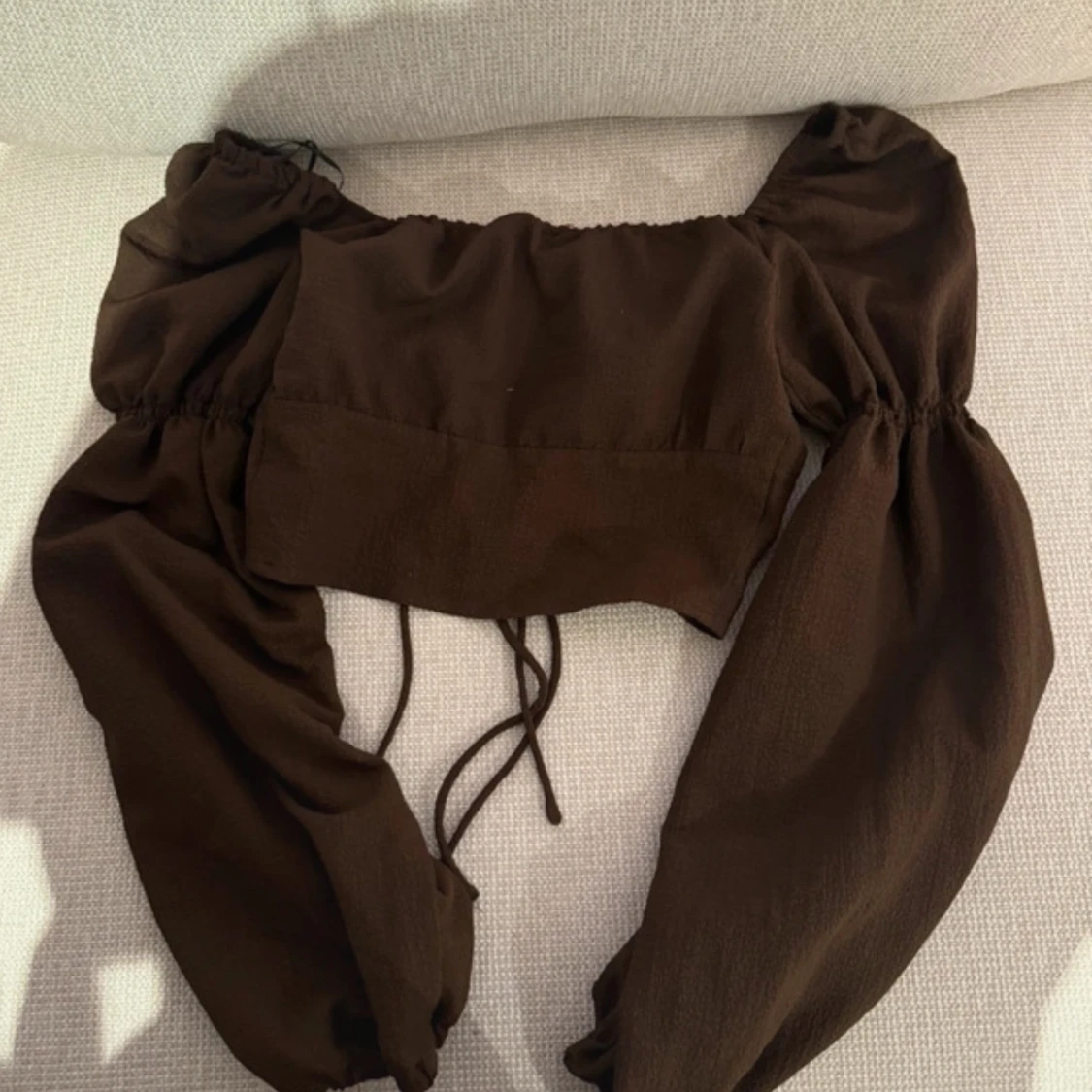 Brun blus med puffärmar - 1