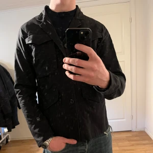 Fieldjacka G-star Raw - Säljer denna sjukt snygga Fieldjackan från G-star Raw⭐️ Färgen är grön och storleken är M⭐️Jackan har inga defekter och skicket är utomordentligt🙌🤝 Sjukt najs passform och material också⭐️🙌 Tveka inte på att höra av er vid minsta fråga eller fundering😊