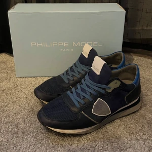 Philippe Model Skor - Säljer ett par Philippe Model skor i storlek 41, passar även 42. Passar bra i alla väderlag, har bara varit använda i ca 2-3 månader nu över vintern och är i fortsatt fint skick. Endast en defekt på högerskons sula (se bild 4). Skor + box ingår. Hör av dig vid fundering 😃
