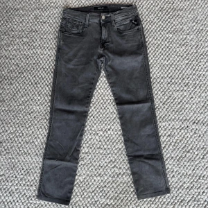 REPLAY ANBASS JEANS  - Replay anbass jeans - Slim fit passform - Storlek W28/L30 - Nypris runt 1800kr -  Deluxecloset