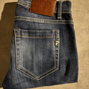 Blå jeans från Dondup - Snygga blå jeans från Dondup!🤩 Storlekn är 27/32!🎉🤩 Vid snabbäfärr kan priset diskuteras!🔥 De är i mycket bra skick!🤩🤩 inga defekter förekommer!🎉🔥