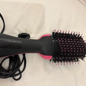 Revlon One Step Hair Dryer Värmeborste Blowdryer - Knappt använd värmeborste från Revlon. Originalpris 600kr - mitt pris 230