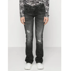 Svarta jeans från LTB - Snygga svarta jeans från LTB med slitna detaljer på knäna. Jätte sköna och populära!! sitter sjukt fint!!⚠️ PRIS KAN DISKUTERAS!!⚠️