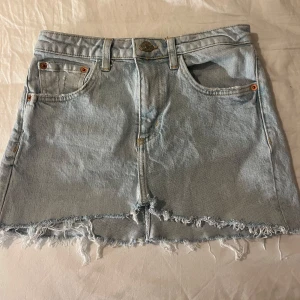 Jeans kjol  - Ljusblå jeans kjol från H&M. Storlek 36 💕💕