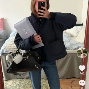 Mörkblå jacka Subdued  - Perfekt till våren. Storlek M 