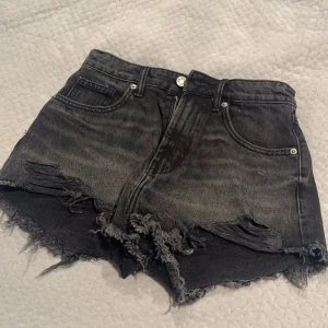 Zara jeansshorts - Vill göra mig av med dessa shorts från Zara, jag köpte dom i Spanien så vet inte om dom säljs i Sverige. Helt klart highwaist, aldrig använt dom men har satt priset lägre eftersom att jag bara vill bli av med dom 😇😇kostade runt 300-400 