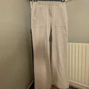 Vita juicy couture byxor  - Säljer mina vita juicy couture byxor! Använt 1-2 gånger och är i super bra skick.