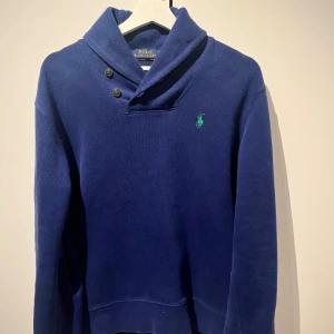 Polo Ralph Lauren Hoodie  - Polo Ralph Lauren Hoodie, storlek XS.                              Skick 7/10 inga defekter men använd.                         Priset går såklart att diskutera!                                     Vid fler funderingar tveka inte på att slå en signal!                /VS