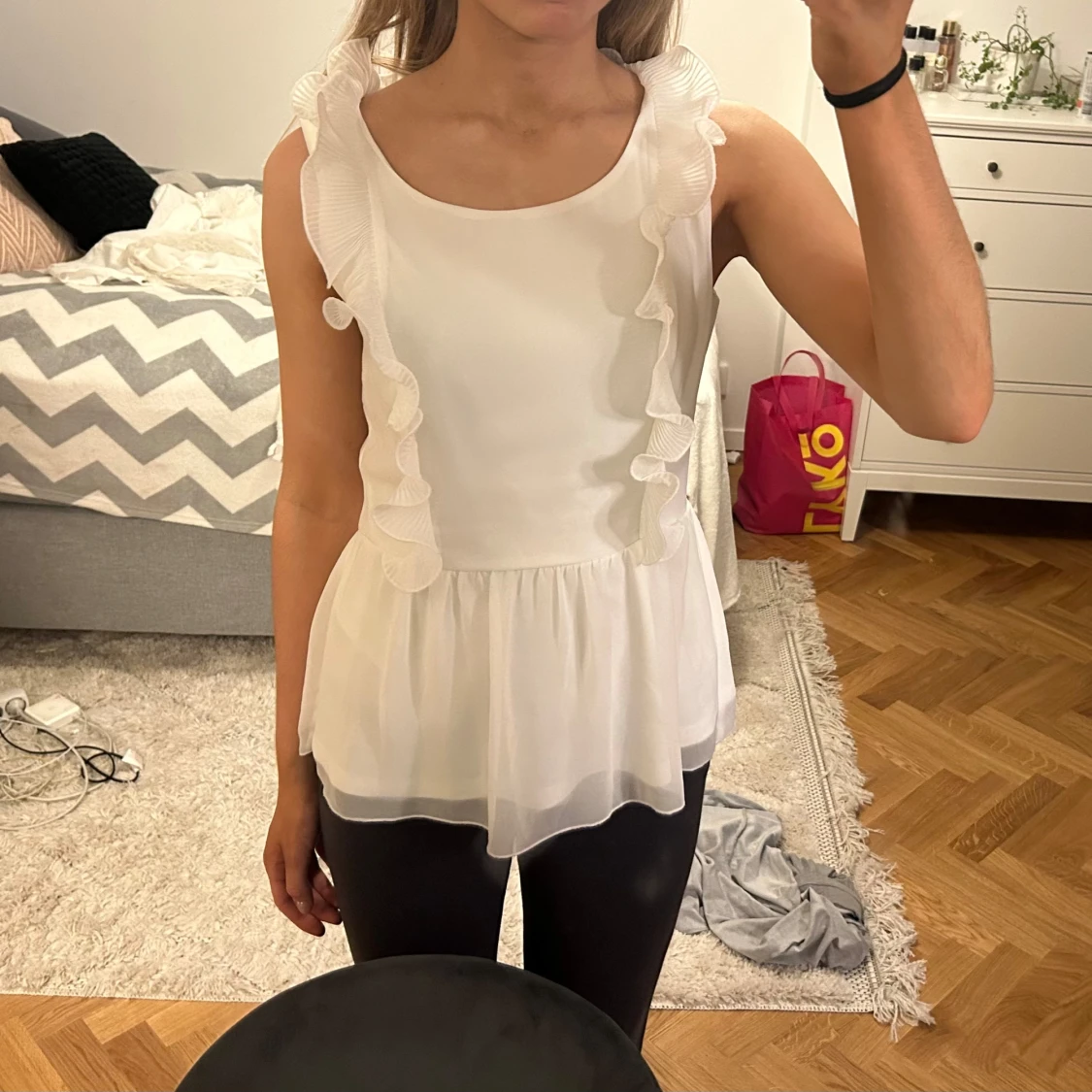 Vit blus med volangdetaljer