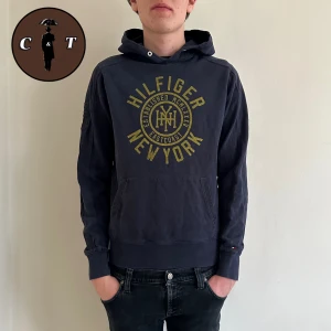Tommy Hillfiger Hoodie - Tommy Hillfiger Hoodie | Skick 7/10 | Nypris 999kr, vårat pris endast 449kr | Storlek S | Svarar gärna på era frågor och funderingar!