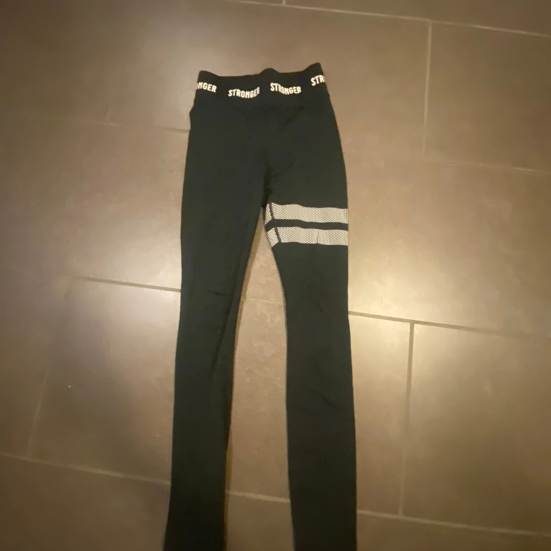 Svarta leggings från Stronger