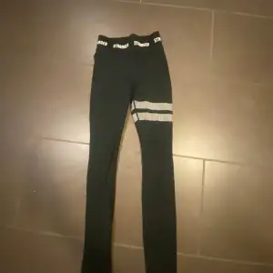 Snygga svarta leggings från Stronger i storlek xxs. Byxorna har vita prickiga detaljer runt låren.  
