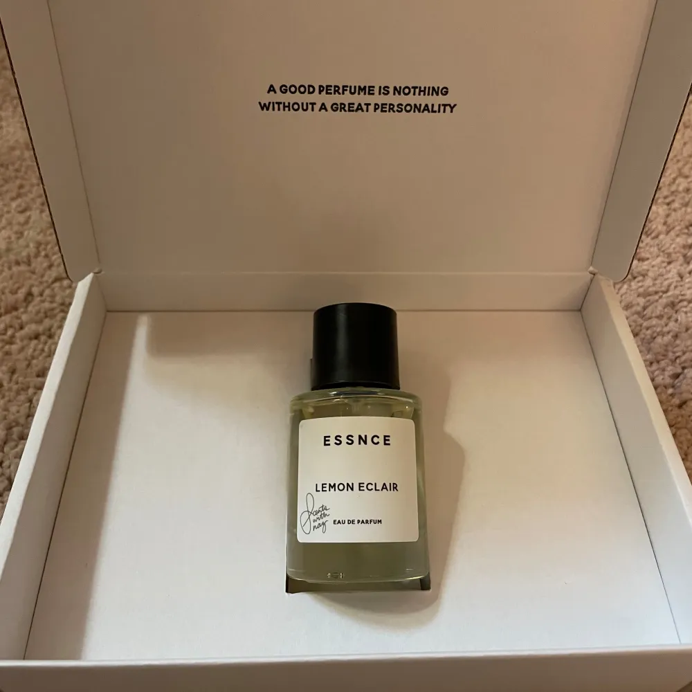 Lemon Eclair limited edition. Doftar som lovat av citrus och maräng. Påminner om carashmellow. Blindköp och inte riktigt min smak då den är söt och ungdomlig. darför säljer jag den. Helt ny såklart. Skickar även med 3 tester som är använda. Orange blossom. Boosy peach. High on chai. . Perfume.