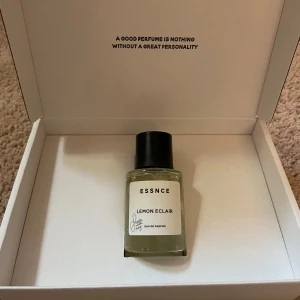 Essnce Lemon Eclair Eau de Parfum - Lemon Eclair limited edition. Doftar som lovat av citrus och maräng. Påminner om carashmellow. Blindköp och inte riktigt min smak då den är söt och ungdomlig. darför säljer jag den. Helt ny såklart. Skickar även med 3 tester som är använda. Orange blossom. Boosy peach. High on chai. 