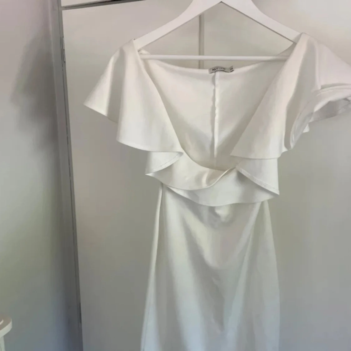 Vit kortklänning med volangdetaljer - 2