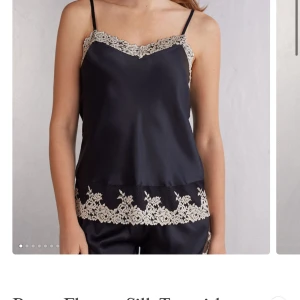 Satinpyamas från intimissmi i kollektionen ”Pretty Flowers” - Svart satinlinne med smala axelband och vacker spets i vit längs halsringning och nederkant. Från intimissmi i kollektionen Pretty Flowers. Pyamasen är i väldigt fint skick och enbart använt ett fåtal gånger! Skriv privat för fler bilder på den! Nypriset på pyamasen är 1088+frakt! 
