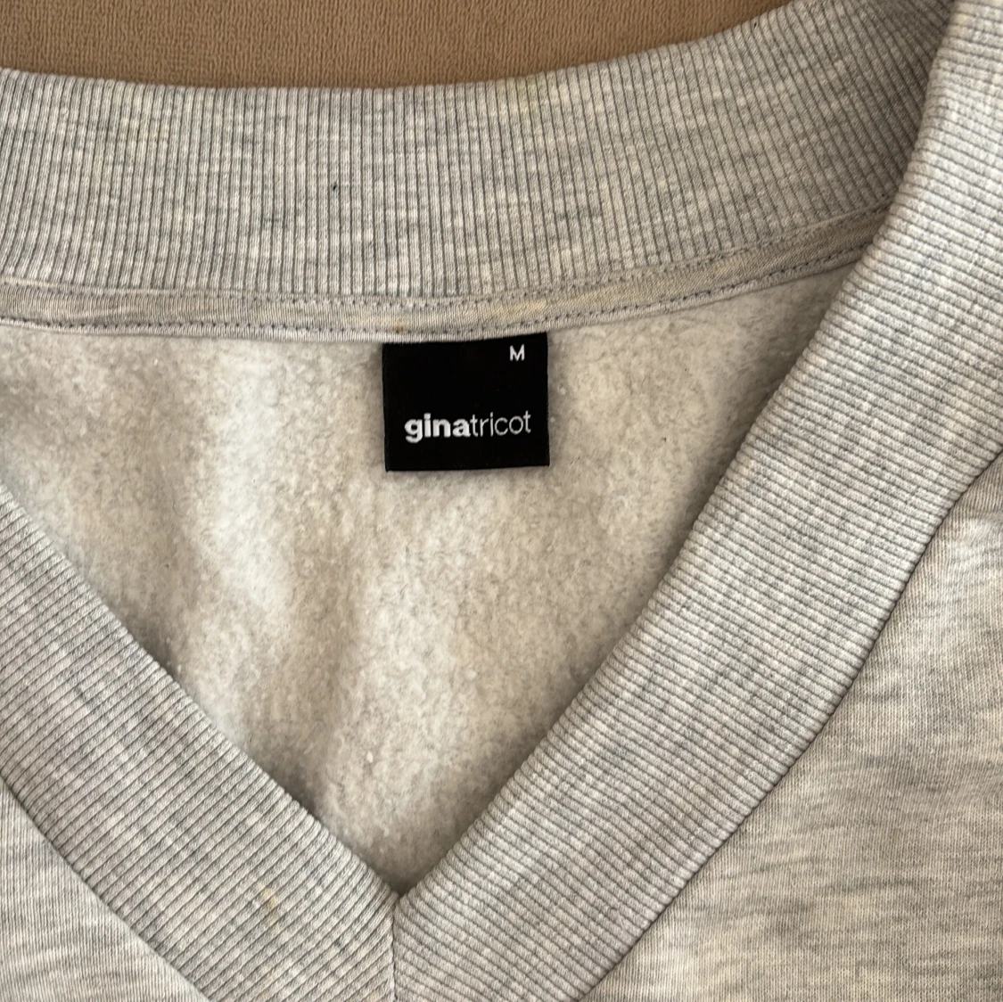 Grå tröja från Gina Tricot - 1