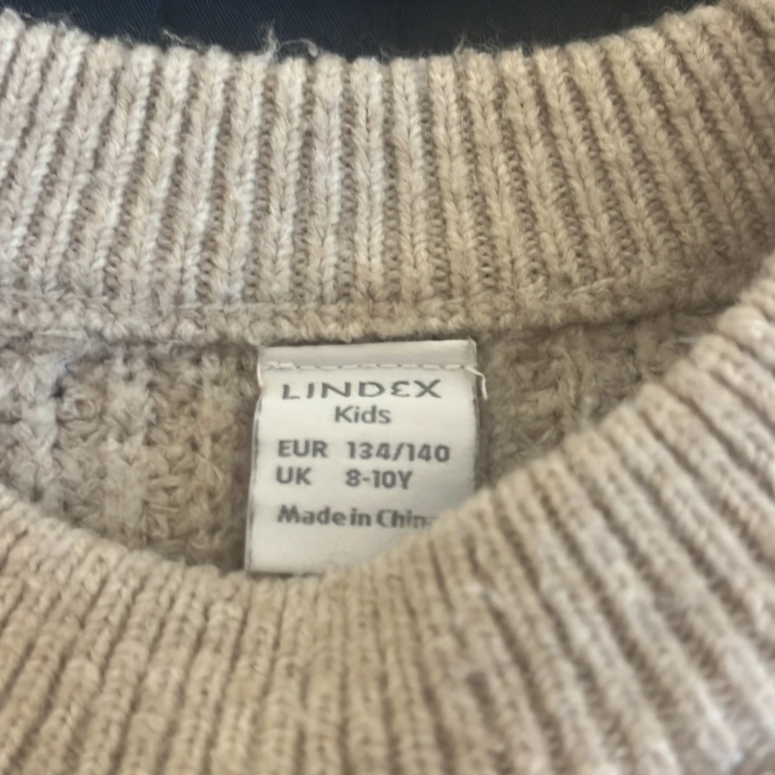 Beige och grå stickad tröja från Lindex - 3