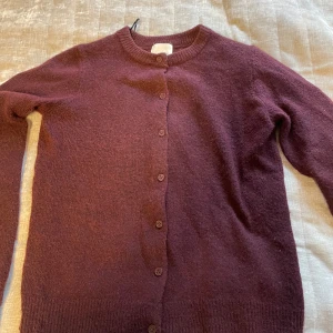 Vinröd stickad kofta  - Säljer nu en jätte fin vinröd stickad kofta som endast är använd vid ett tillfälle!💕skriv privat för mer info finns en liten defekt. Tröjan är i storlek XS. Pris går att diskutera 