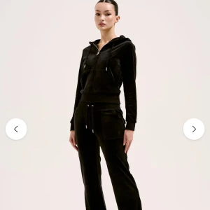 Juicy Couture - Säljer detta Juicy Couture set i super skick! Svart i storlek XXS i byxorna och S i tröjan (passar mig som vanligtvis är 34/36 i byxor och XS/S i tröjor). Säljer varje del för 500kr/st eller tillsammans för 900kr 😊