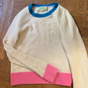 FROM FUTURE TRÖJA - Tröja från From Future med blå o rosa detaljer. Otroligt fin och använd fåtal gånger. Köpte för 2890kr.