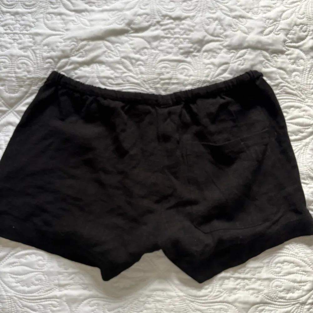 Snygga svarta shorts från Nelly i storlek S, justerbar i passform. Perfekta för en avslappnad stil. . Shortsit.