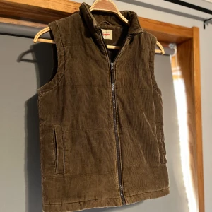 Brun manchester väst - Otroligt fet manchester väst, den är storlek m och sitter som m. Passar till allt tvär snygg och stilren. Inga defekter! 