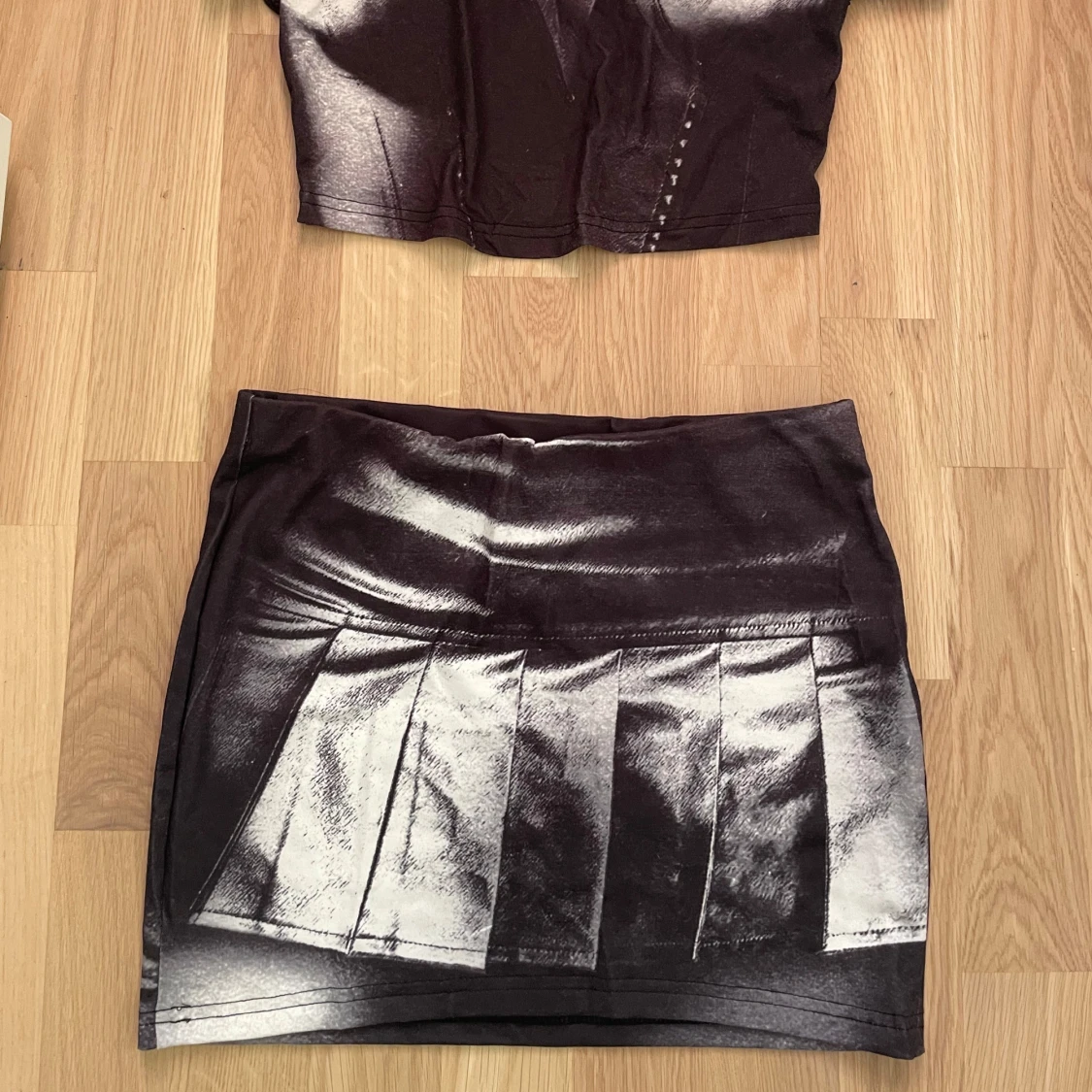 Svart och vit kjol med tryck - 1