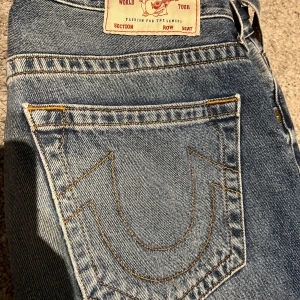 Baggy True Religion jeans  - jättesnygga true religion jeans med baggy/straight passform, stl w29. Jättebra skick, skriv för mått ☺️