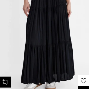 Svart långkjol - Snygg svart långkjol, perfekt till sommaren. Endast använd fåtal gånger, skriv för fler bilder