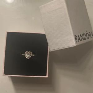 Roséguld med hjärta från Pandora - Säljer denna fina ring från Pandora. Ringen är i storlek 50. Nypris: 1199 kr. Inga defekter alls, följer med ask och påse. Tredje bilden ser ni tydligt att det är äkta från Pandora🤍