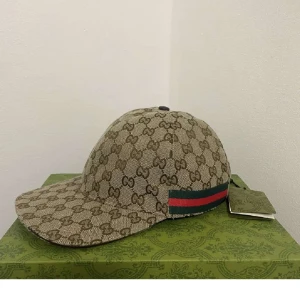 Gucci keps  - Hej jag säljer min Gucci keps som är inte använda en ända gång har box och påse för den men inte kvitto 