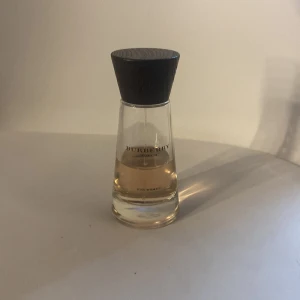 Burberry Touch Eau de Parfum - Säljer en elegant Burberry Touch Eau de Parfum för kvinnor. Flaskan är stilrent designad med en konisk form och ett mörkt trälock. Innehåller 100 ml(50ml) av en sofistikerad doft som passar perfekt för den som vill ha något klassiskt och tidlöst.OBS! Pris kan självklart diskuteras🥰