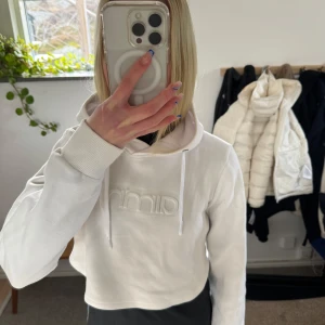 Vit hoodie från Aim'n - Säljer en vit croppad hoodie från Aim'n. Hoodien har långa ärmar och en justerbar huva med dragsko. Hoodien kan användas som träningströja eller som en vanlig snygg hoodie. Hoodien är nästan aldrig använd. Otroligt skön och snygg.